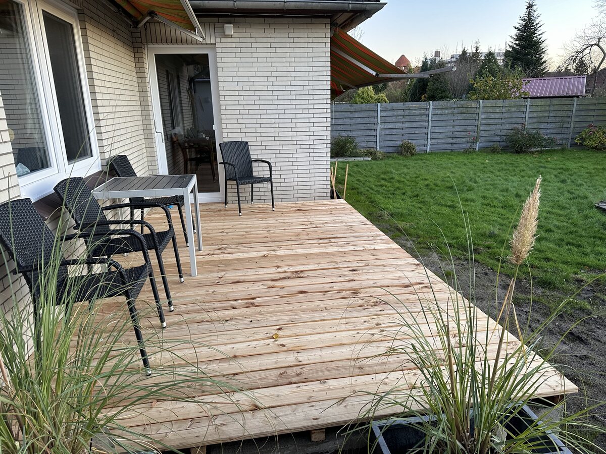 Holzterrasse statt Steinplatten – Nachher